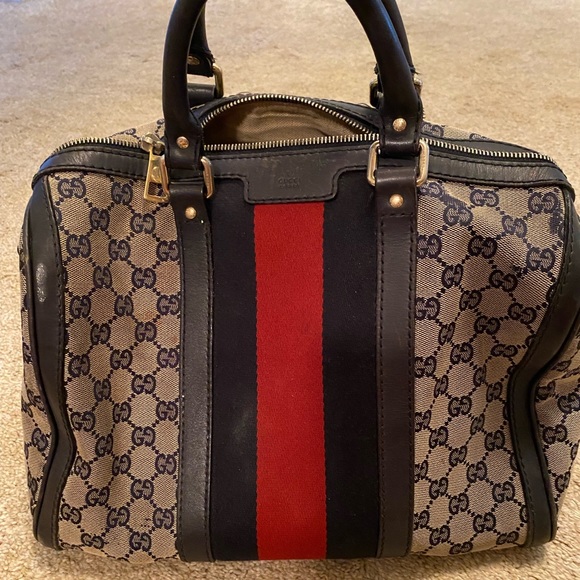 Gucci Handbags - Authentic Gucci purse